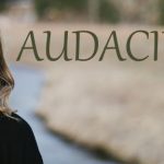 image : Femme, regard sur un chemin - Audacieuse - Chemin d'Âme Nature