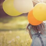 image : jeune fille qui court avec des ballon - Chemin d'Âme Nature