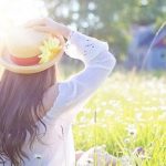 image : Jeune fille dans un champ de paquerettes - Chemin d'Âme Nature