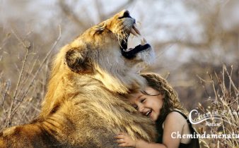 Une fille heureuse câline un lion