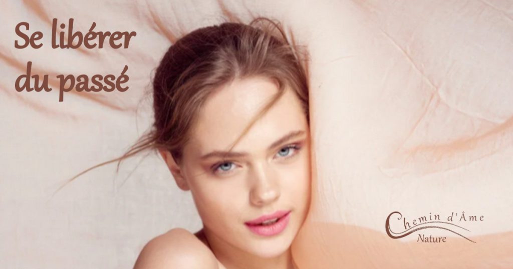 Une jeune femme caressée par la douceur d'un voile rose, aussi doux que l'amour