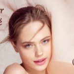 Une jeune femme caressée par la douceur d'un voile rose, aussi doux que l'amour