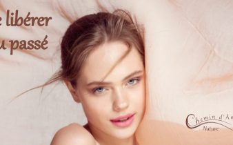 Une jeune femme caressée par la douceur d'un voile rose, aussi doux que l'amour